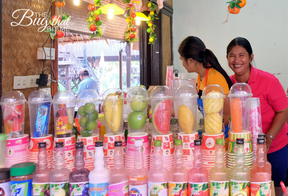 mother and daughter at the Ayutthaya Floating Market