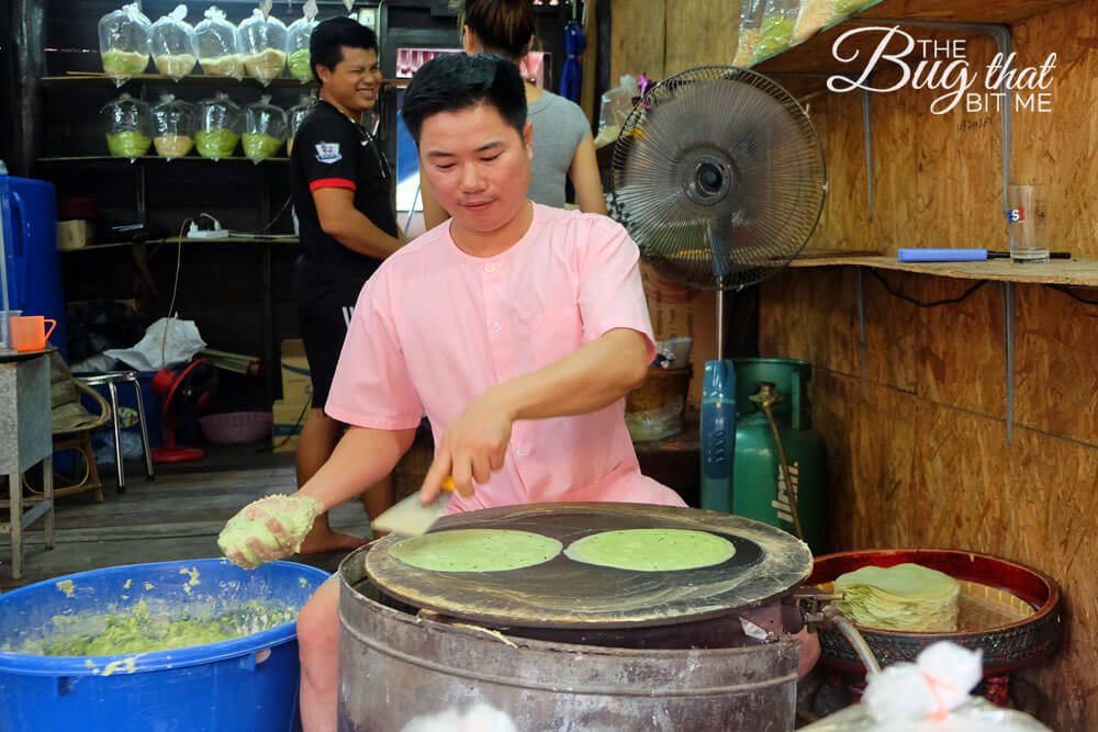 green pancake making at Ayutthaya Floating Market